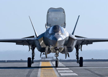 Um F-35B pousa a bordo do destróier
japonês classe Izumo JS Kaga (DDH-184) pela primeira vez em 20 de outubro de 2024. (Foto Darin Russell.)
