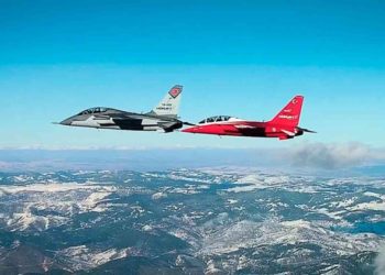 Força Aérea da Turquia apresenta Hürjet em voo especial com general espanhol. X @TUSAS_TR