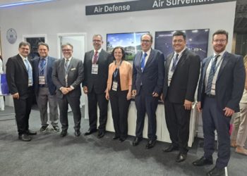 Executivos da Thales e da ISH Tecnologia celebram assinatura de Memorando de Entendimento durante a LAAD 2025