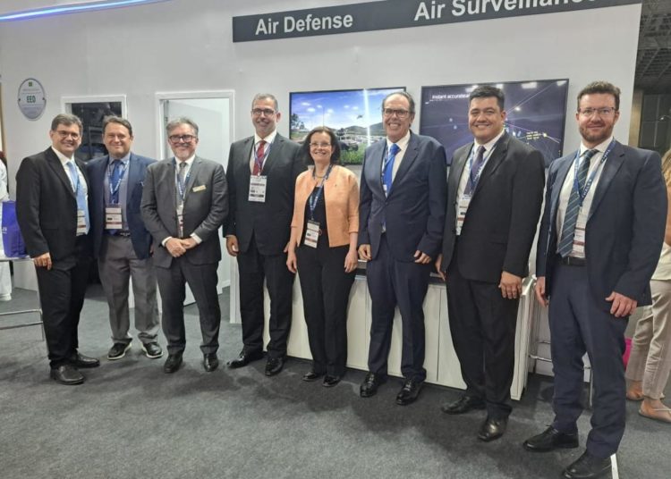 Executivos da Thales e da ISH Tecnologia celebram assinatura de Memorando de Entendimento durante a LAAD 2025