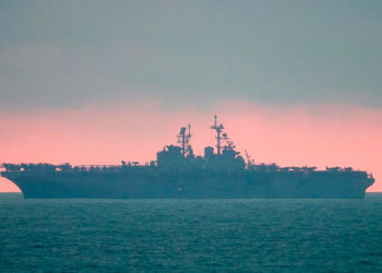 O navio de assalto anfíbio USS Iwo Jima é visto em 19 de agosto de 2025, retornando à Estação Naval de Norfolk, Virgínia, devido ao furacão Erin. (X/John Morgan)