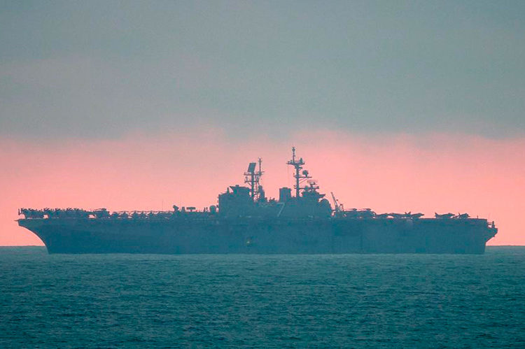 O navio de assalto anfíbio USS Iwo Jima é visto em 19 de agosto de 2025, retornando à Estação Naval de Norfolk, Virgínia, devido ao furacão Erin. (X/John Morgan)