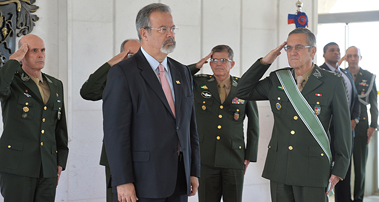 Ministro Raul Jungmann foi promovido ao grau Grã-Cruz ao receber a ordem do Mérito Militar