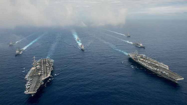 O porta-aviões USS John C. Stennis e USS Ronald Reagan participar em exercícios militares no Mar das Filipinas, 18 de junho de 2016. Jake Greenberg Reuter