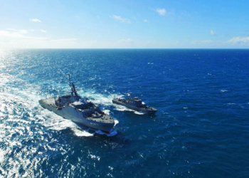 Navio Patrulha Oceânico “Araguari” realiza exercício de light-linecom o Navio Patrulha “Graúna”
