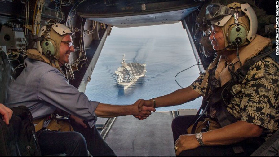Secretário de Defesa americano Ash Carter cumprimenta o Secretário de defesa das Philippinas, Voltaire Gazmin a bordo de um V-22 Osprey