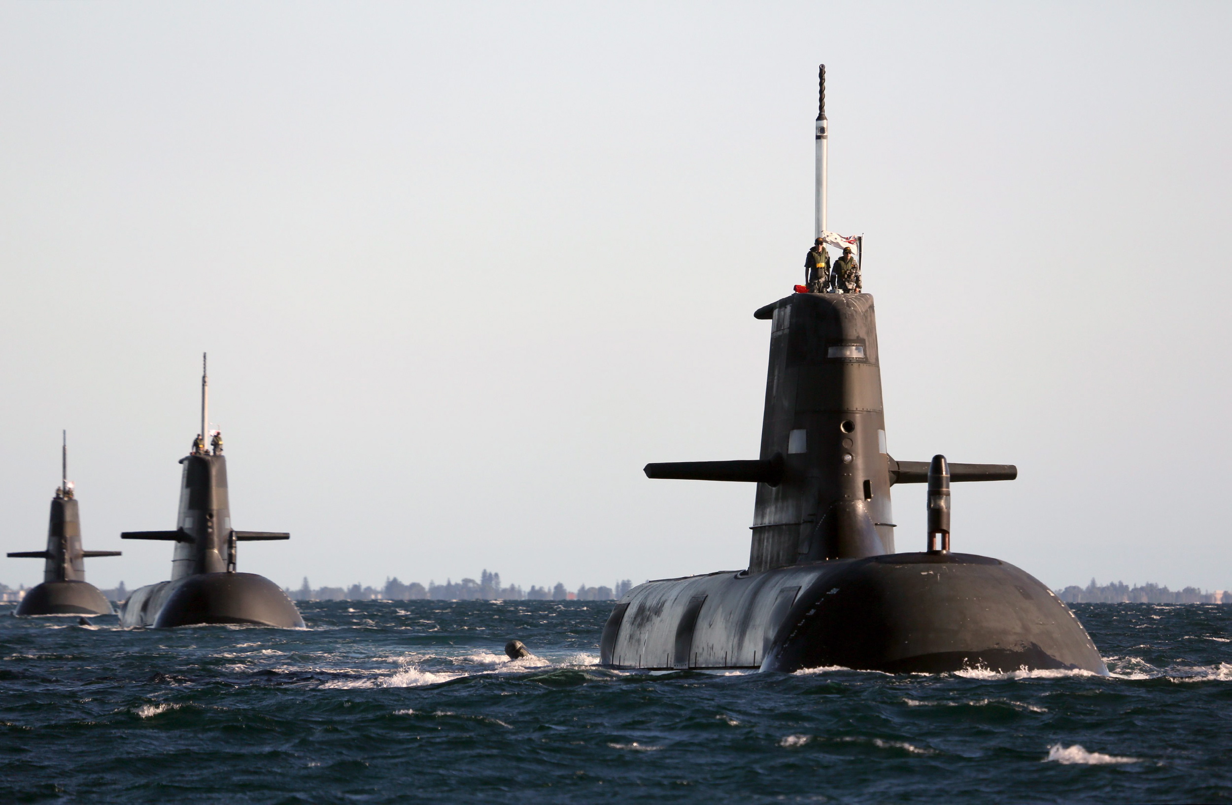 HMAS Dechaineux a frente com o HMAS Waller e o HMAS Sheean em formação.