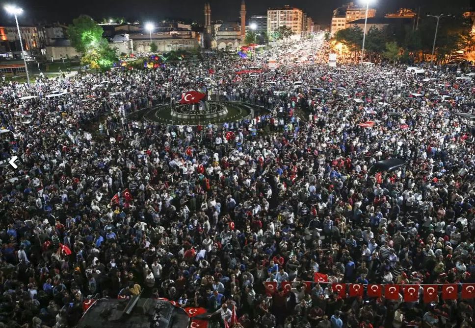 População toma às ruas na cidade de Sivas, na Turquia,contra a tentativa de golpe de Estado anunciada por militares - 15/07/2016 (Serhat Cagdas/Anadolu Agency/Getty Images)