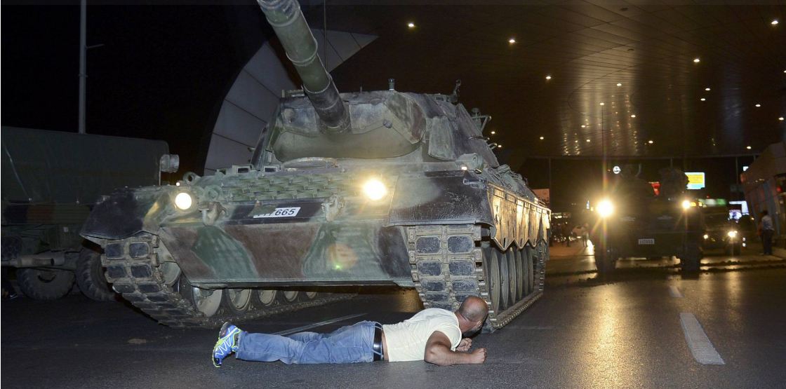Homem se deixa diante de tanque em Istambul. STRINGER REUTERS