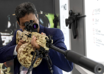Visitante da "Army 2016" faz pontaria com a nova RPK-16 nos arredores de Moscou. Foto:Grigoriy Sysoev / RIA Novosti